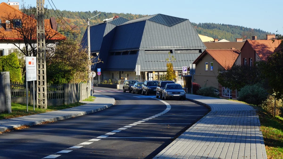 Jedna z ulic w centralnej części Ustrzyk Dolnych przeszła remont. Jest bezpieczniej [ZDJĘCIA] - Zdjęcie główne