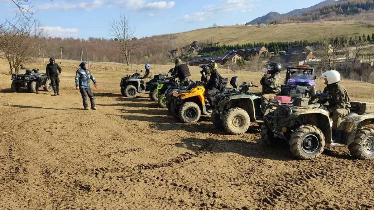 Bieszczady. W Stężnicy policjanci wraz ze strażą rybacką doskonalili umiejętności z zakresu topografii i jazdy na quadach - Zdjęcie główne