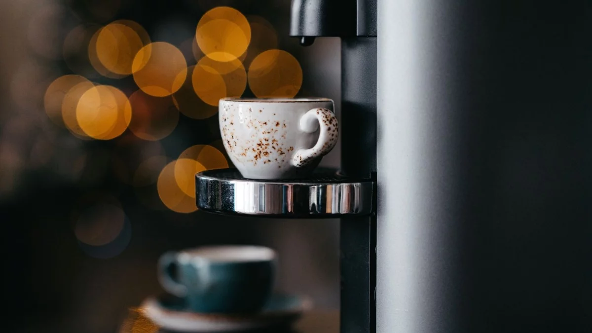 Nie tylko smak, ale i zysk. Jak nowoczesny ekspres do kawiarni optymalizuje pracę i zwiększa marżę - Zdjęcie główne