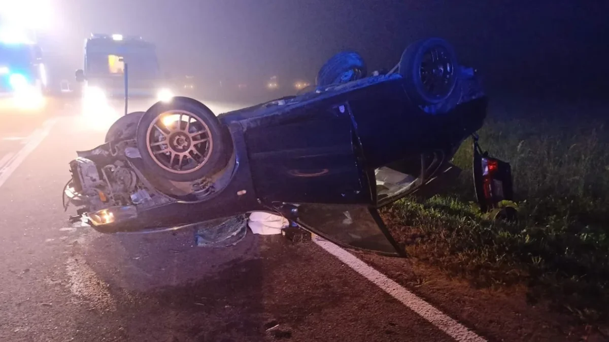 Stracił panowanie nad pojazdem i dachował. Niebezpieczne zdarzenie drogowe w Szczawnem - Zdjęcie główne