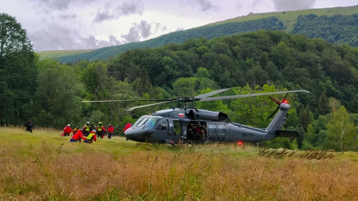 Policyjny śmigłowiec Black Hawk nad Bieszczadami i w okolicach Jeziora Solińskiego. Co tam się działo? [ZDJĘCIA+VIDEO] - Zdjęcie główne