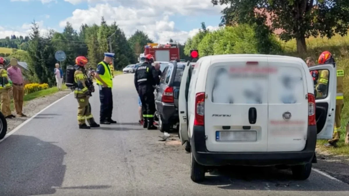 Wjechał w samochody stojące na czerwonym świetle. Jedna osoba ranna - Zdjęcie główne